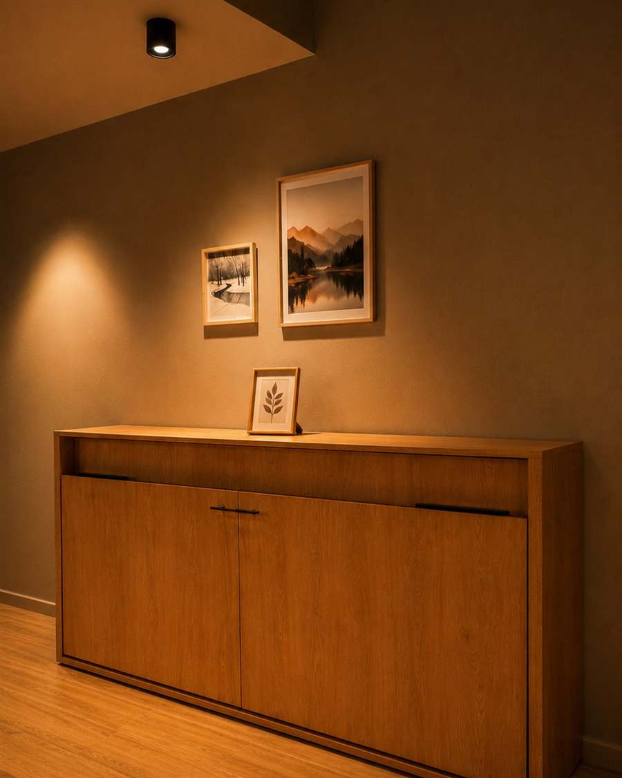 Mueble bajo en melamina símil madera que esconde una cama rebatible