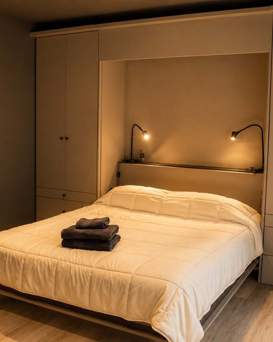 Dormitorio con placard y respaldo con luces integradas, todo en un mismo frente