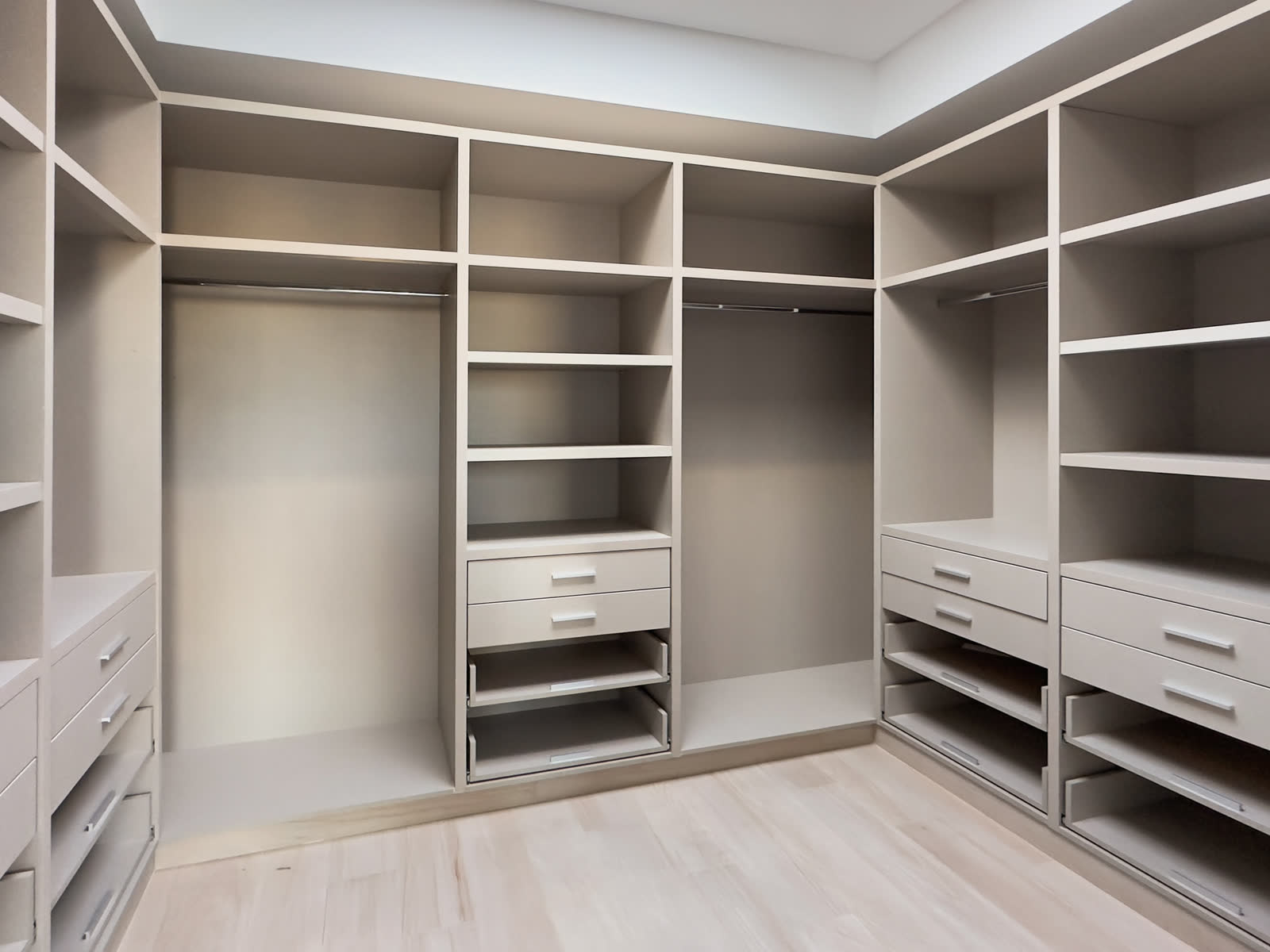 Vestidor a medida con rincón, barrales, estantes y cajoneras, fabricado e instalado por ANZ en Buenos Aires